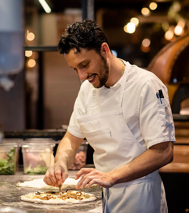 Atmosf&aelig;refoto med en kok fra den italienske restaurant Luca